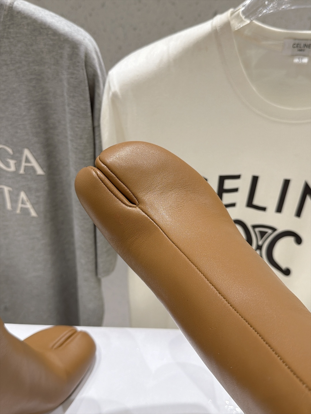 高版本出厂   Maison Margiela MM6马吉拉F020 26ss秋冬季新品分趾靴粗跟短靴 MM6这款分趾短