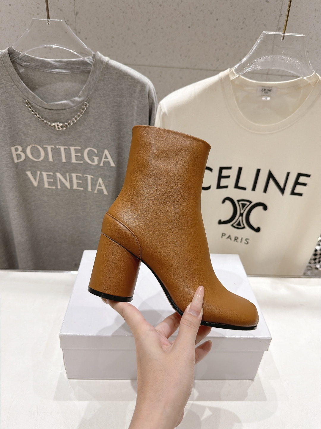 高版本出厂   Maison Margiela MM6马吉拉F020 26ss秋冬季新品分趾靴粗跟短靴 MM6这款分趾短