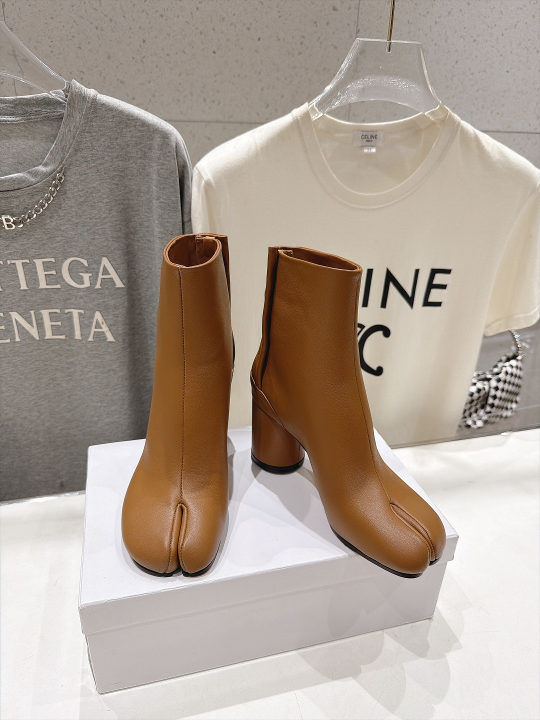 高版本出厂   Maison Margiela MM6马吉拉F020 26ss秋冬季新品分趾靴粗跟短靴 MM6这款分趾短
