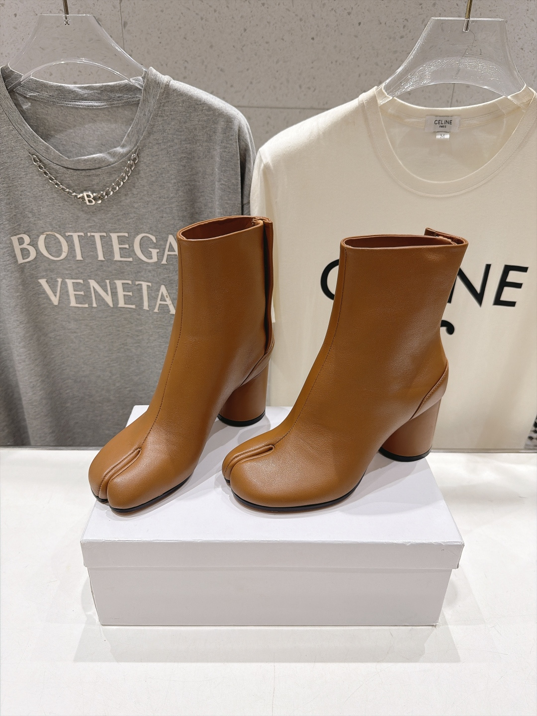 高版本出厂   Maison Margiela MM6马吉拉F020 26ss秋冬季新品分趾靴粗跟短靴 MM6这款分趾短