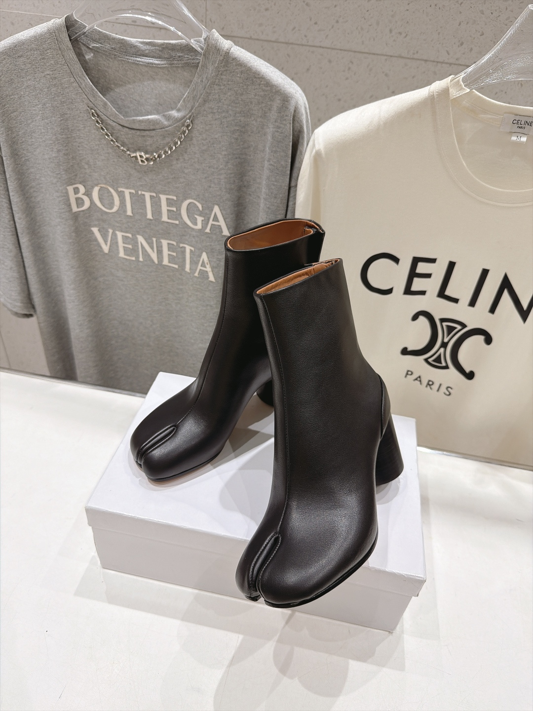 高版本出厂   Maison Margiela MM6马吉拉F020 26ss秋冬季新品分趾靴粗跟短靴 MM6这款分趾短