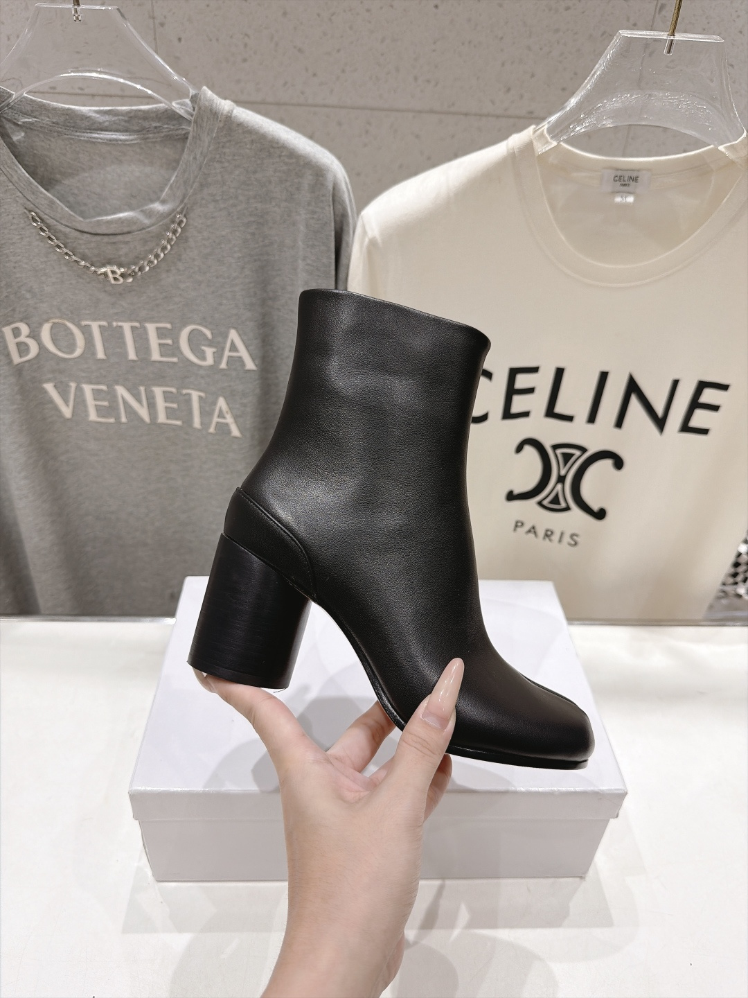 高版本出厂   Maison Margiela MM6马吉拉F020 26ss秋冬季新品分趾靴粗跟短靴 MM6这款分趾短