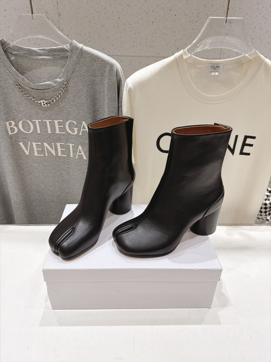 高版本出厂   Maison Margiela MM6马吉拉F020 26ss秋冬季新品分趾靴粗跟短靴 MM6这款分趾短