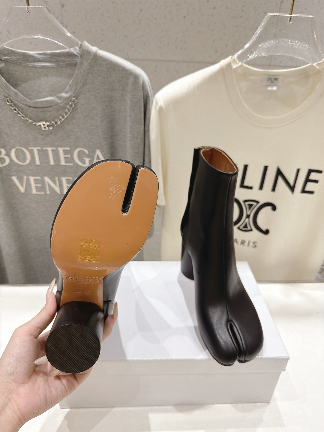 高版本出厂   Maison Margiela MM6马吉拉F020 26ss秋冬季新品分趾靴粗跟短靴 MM6这款分趾短