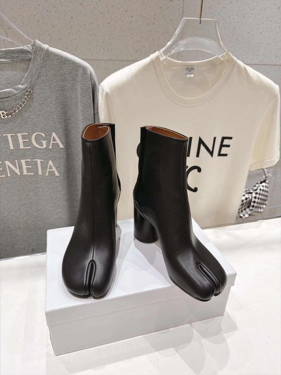 高版本出厂   Maison Margiela MM6马吉拉F020 26ss秋冬季新品分趾靴粗跟短靴 MM6这款分趾短