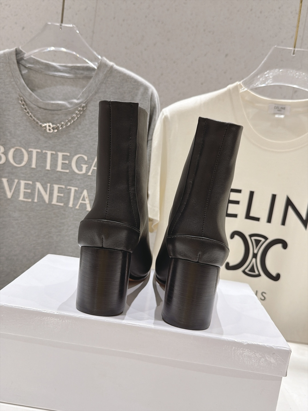 高版本出厂   Maison Margiela MM6马吉拉F020 26ss秋冬季新品分趾靴粗跟短靴 MM6这款分趾短