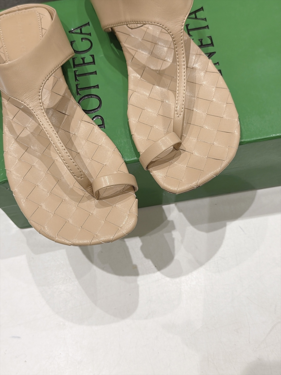 高版本出厂  Bottega Veneta/BV F065 2026ss夏季新款Parco Mule女士编织平底夹脚拖鞋