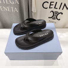 高版本出厂 Prada/普拉达F034 26ss夏季新款情侣款沙滩人字拖拖鞋 这个鞋型真的属于经典不会过时的设计而且 高版本出厂 Prada/普拉达F034 26ss夏季新款情侣款沙滩人字拖拖鞋 这个鞋型真的属于经典不会过时的设计而且