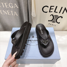 高版本出厂 Prada/普拉达F034 26ss夏季新款情侣款沙滩人字拖拖鞋 这个鞋型真的属于经典不会过时的设计而且 高版本出厂 Prada/普拉达F034 26ss夏季新款情侣款沙滩人字拖拖鞋 这个鞋型真的属于经典不会过时的设计而且