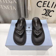高版本出厂 Prada/普拉达F034 26ss夏季新款情侣款沙滩人字拖拖鞋 这个鞋型真的属于经典不会过时的设计而且 高版本出厂 Prada/普拉达F034 26ss夏季新款情侣款沙滩人字拖拖鞋 这个鞋型真的属于经典不会过时的设计而且