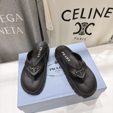 高版本出厂 Prada/普拉达F034 26ss夏季新款情侣款沙滩人字拖拖鞋 这个鞋型真的属于经典不会过时的设计而且 高版本出厂 Prada/普拉达F034 26ss夏季新款情侣款沙滩人字拖拖鞋 这个鞋型真的属于经典不会过时的设计而且