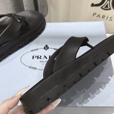 高版本出厂 Prada/普拉达F034 26ss夏季新款情侣款沙滩人字拖拖鞋 这个鞋型真的属于经典不会过时的设计而且 高版本出厂 Prada/普拉达F034 26ss夏季新款情侣款沙滩人字拖拖鞋 这个鞋型真的属于经典不会过时的设计而且