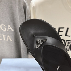 高版本出厂 Prada/普拉达F034 26ss夏季新款情侣款沙滩人字拖拖鞋 这个鞋型真的属于经典不会过时的设计而且 高版本出厂 Prada/普拉达F034 26ss夏季新款情侣款沙滩人字拖拖鞋 这个鞋型真的属于经典不会过时的设计而且