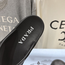 高版本出厂 Prada/普拉达F034 26ss夏季新款情侣款沙滩人字拖拖鞋 这个鞋型真的属于经典不会过时的设计而且 高版本出厂 Prada/普拉达F034 26ss夏季新款情侣款沙滩人字拖拖鞋 这个鞋型真的属于经典不会过时的设计而且