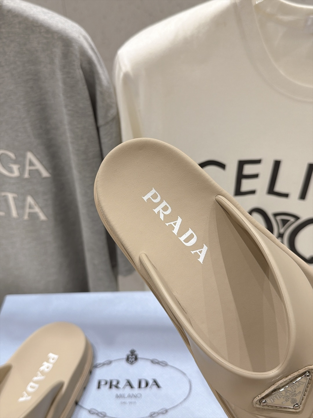 高版本出厂   Prada/普拉达F034 26ss夏季新款情侣款沙滩人字拖拖鞋 这个鞋型真的属于经典不会过时的设计而且
