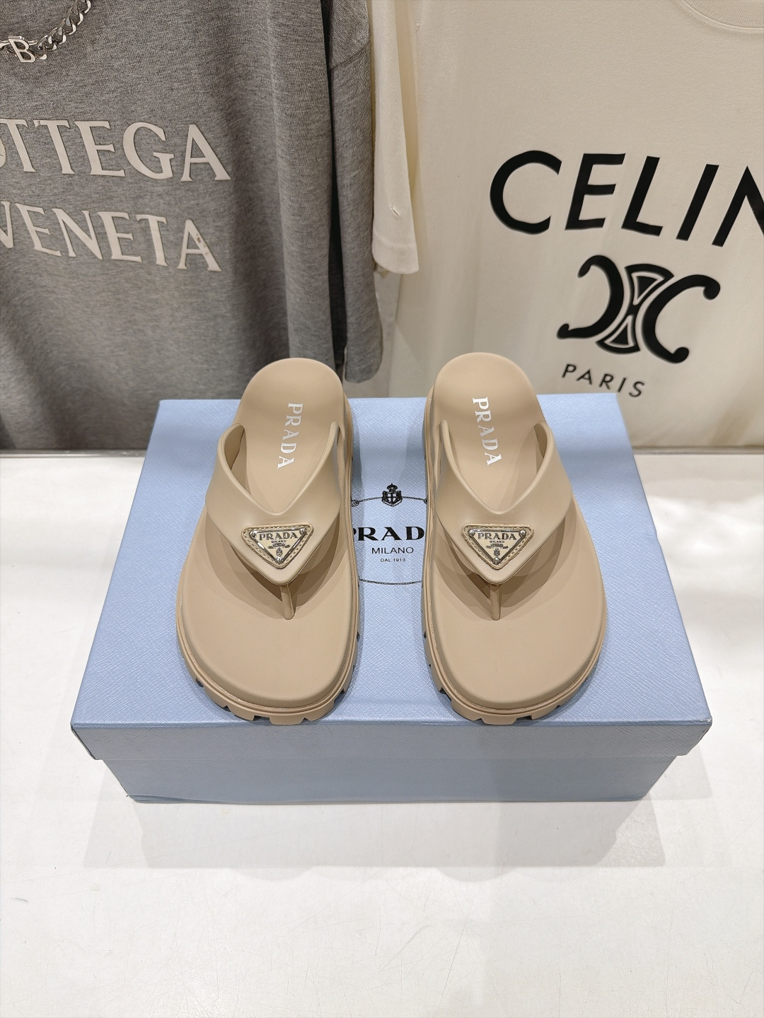 高版本出厂 Prada/普拉达F034 26ss夏季新款情侣款沙滩人字拖拖鞋 这个鞋型真的属于经典不会过时的设计而且 高版本出厂 Prada/普拉达F034 26ss夏季新款情侣款沙滩人字拖拖鞋 这个鞋型真的属于经典不会过时的设计而且