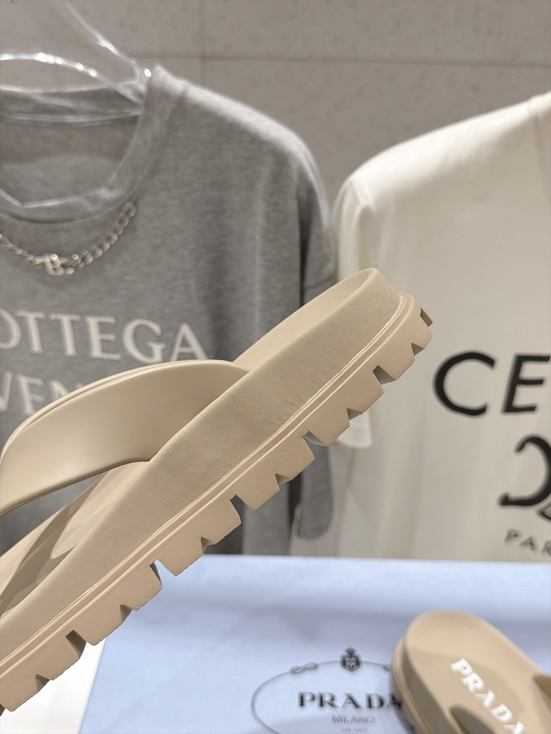 高版本出厂   Prada/普拉达F034 26ss夏季新款情侣款沙滩人字拖拖鞋 这个鞋型真的属于经典不会过时的设计而且