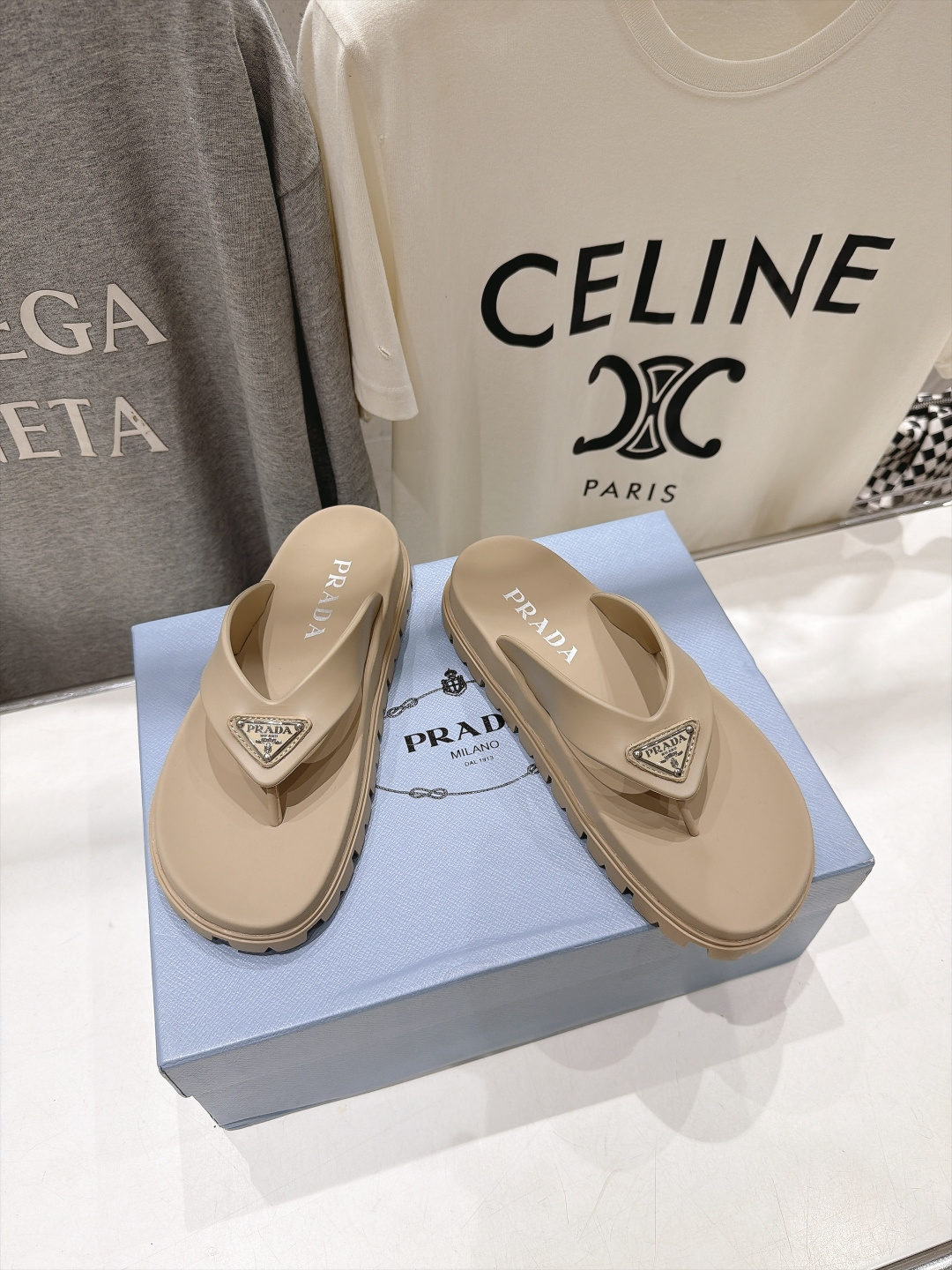 高版本出厂   Prada/普拉达F034 26ss夏季新款情侣款沙滩人字拖拖鞋 这个鞋型真的属于经典不会过时的设计而且