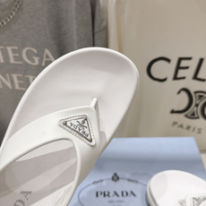 高版本出厂 Prada/普拉达F034 26ss夏季新款情侣款沙滩人字拖拖鞋 这个鞋型真的属于经典不会过时的设计而且 高版本出厂 Prada/普拉达F034 26ss夏季新款情侣款沙滩人字拖拖鞋 这个鞋型真的属于经典不会过时的设计而且