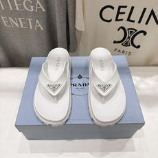 高版本出厂 Prada/普拉达F034 26ss夏季新款情侣款沙滩人字拖拖鞋 这个鞋型真的属于经典不会过时的设计而且 高版本出厂 Prada/普拉达F034 26ss夏季新款情侣款沙滩人字拖拖鞋 这个鞋型真的属于经典不会过时的设计而且