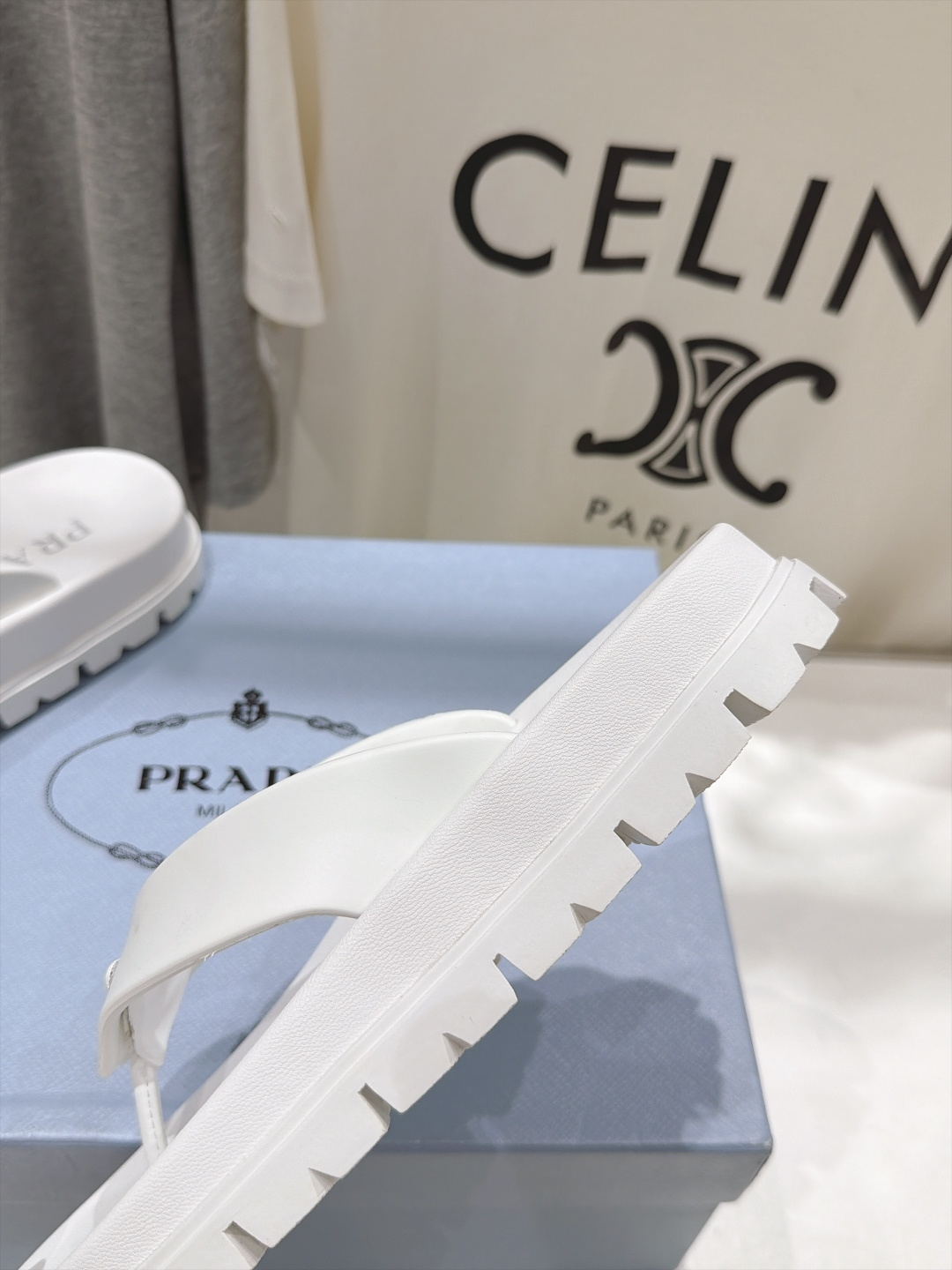高版本出厂 Prada/普拉达F034 26ss夏季新款情侣款沙滩人字拖拖鞋 这个鞋型真的属于经典不会过时的设计而且 高版本出厂 Prada/普拉达F034 26ss夏季新款情侣款沙滩人字拖拖鞋 这个鞋型真的属于经典不会过时的设计而且