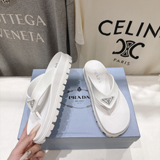高版本出厂 Prada/普拉达F034 26ss夏季新款情侣款沙滩人字拖拖鞋 这个鞋型真的属于经典不会过时的设计而且 高版本出厂 Prada/普拉达F034 26ss夏季新款情侣款沙滩人字拖拖鞋 这个鞋型真的属于经典不会过时的设计而且