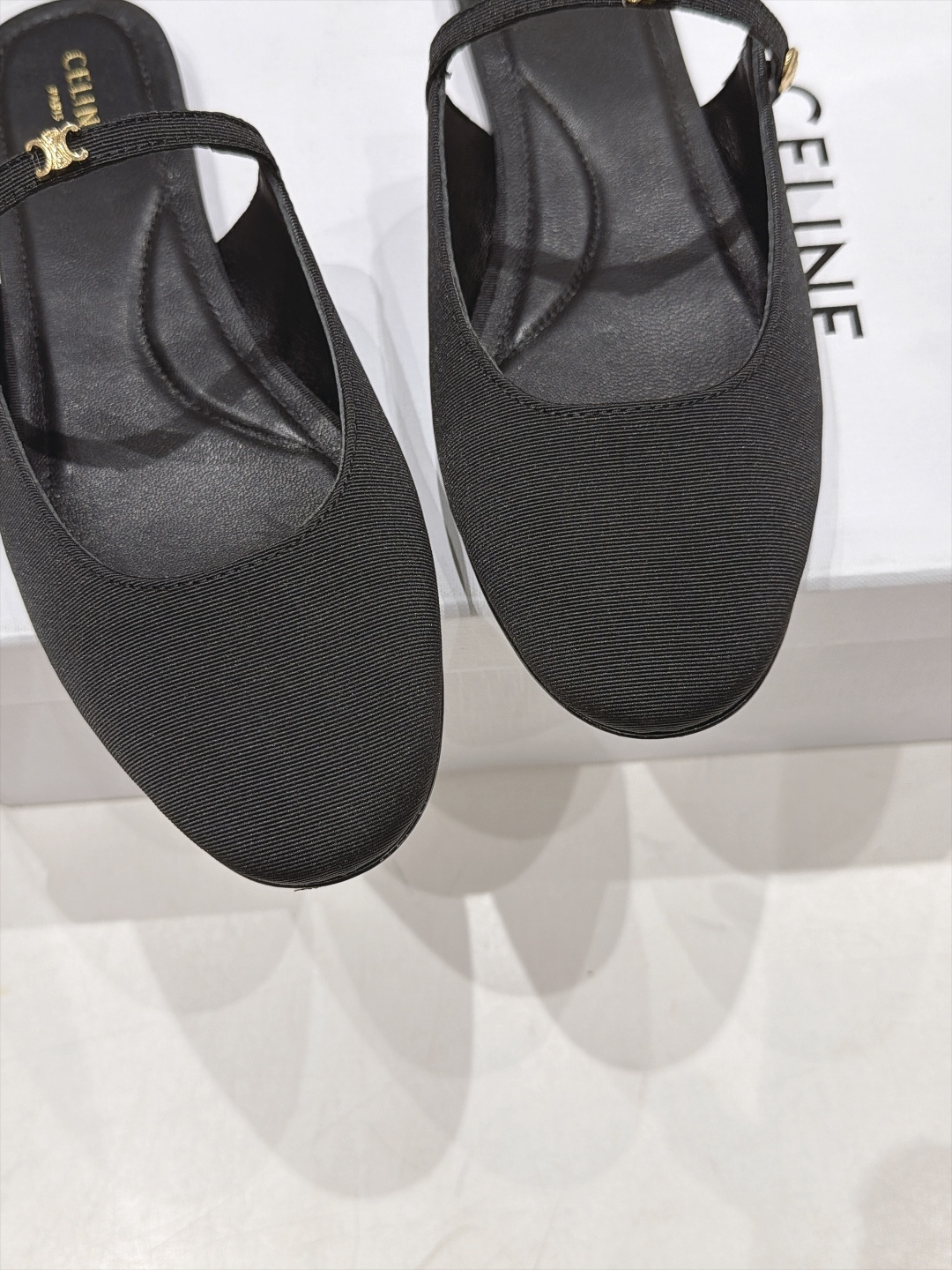 高版本出厂   CELINE*赛琳F025 2026ss思琳新款玛丽珍平底鞋乐福鞋半拖单鞋 网红爆款来袭！各大网红抢先体