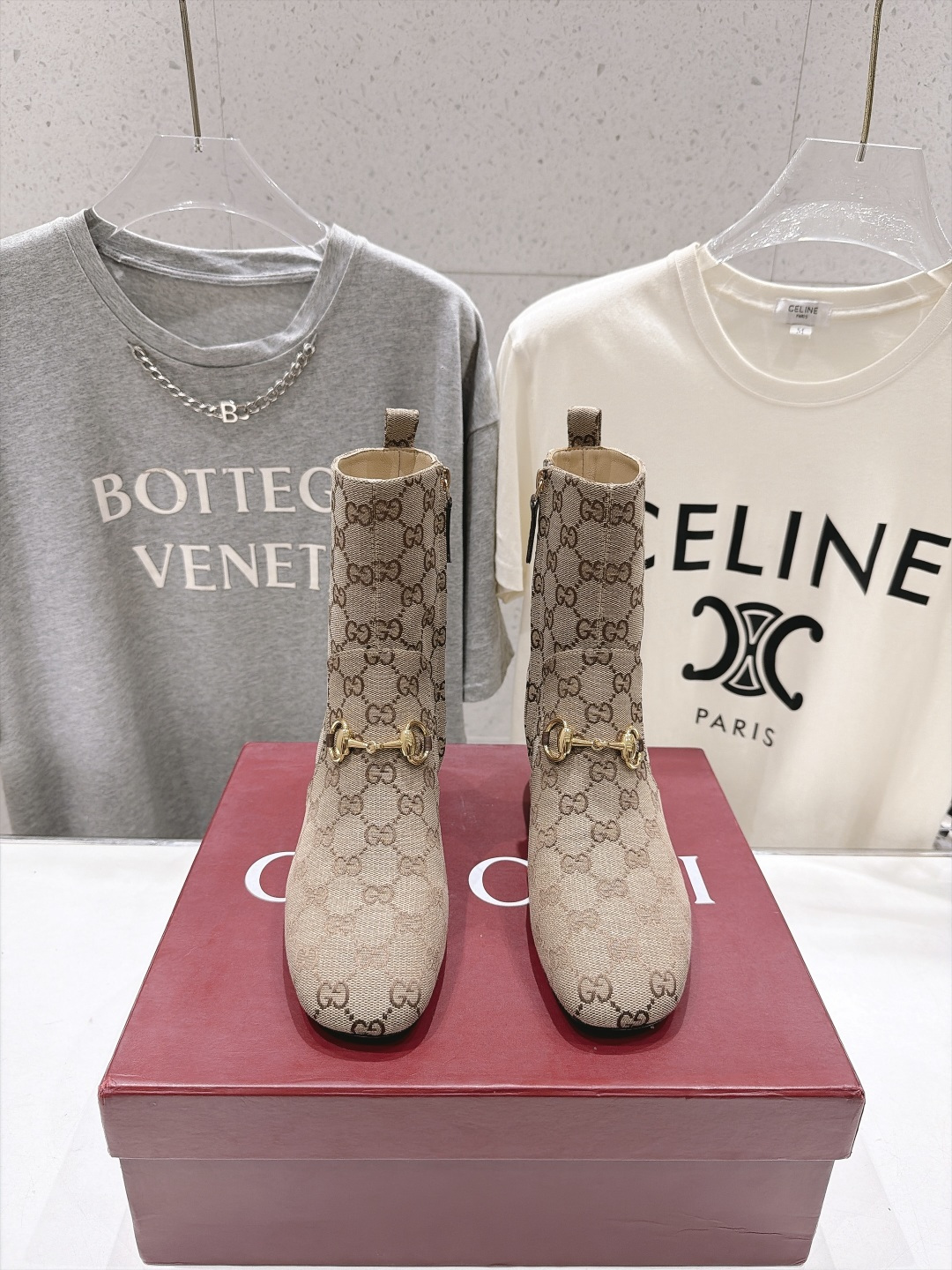 高版本出厂 Gucci古驰F045 G家26ss秋冬新款Bombshell系列方头马衔扣高跟短靴 复古轻奢王牌款 古驰粗 高版本出厂 Gucci古驰F045 G家26ss秋冬新款Bombshell系列方头马衔扣高跟短靴 复古轻奢王牌款 古驰粗