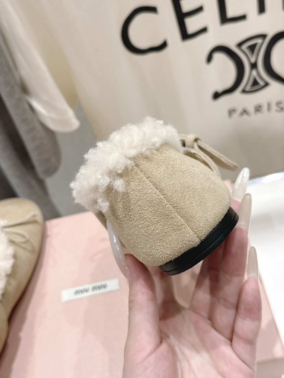高版本出厂价 MiuMiu/缪缪F033 2026ss秋冬新款蝴蝶结玛丽珍毛毛鞋平底鞋单鞋 非常低调的一款单鞋 乖巧 高版本出厂价 MiuMiu/缪缪F033 2026ss秋冬新款蝴蝶结玛丽珍毛毛鞋平底鞋单鞋 非常低调的一款单鞋 乖巧