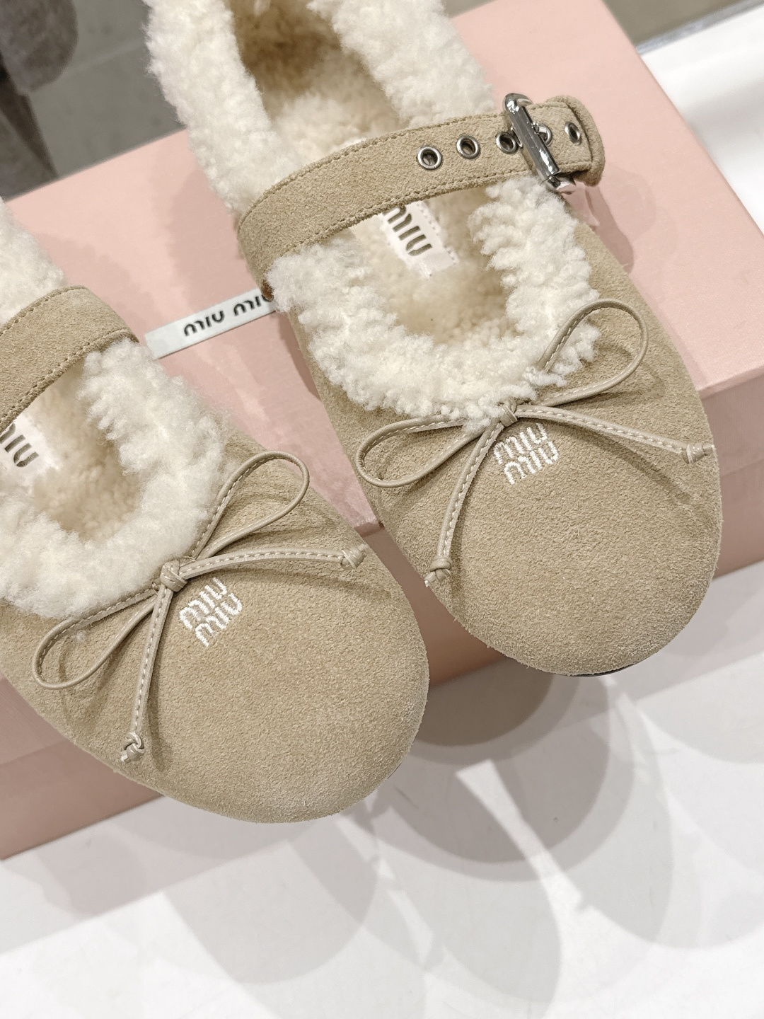高版本出厂价 MiuMiu/缪缪F033 2026ss秋冬新款蝴蝶结玛丽珍毛毛鞋平底鞋单鞋 非常低调的一款单鞋 乖巧 高版本出厂价 MiuMiu/缪缪F033 2026ss秋冬新款蝴蝶结玛丽珍毛毛鞋平底鞋单鞋 非常低调的一款单鞋 乖巧