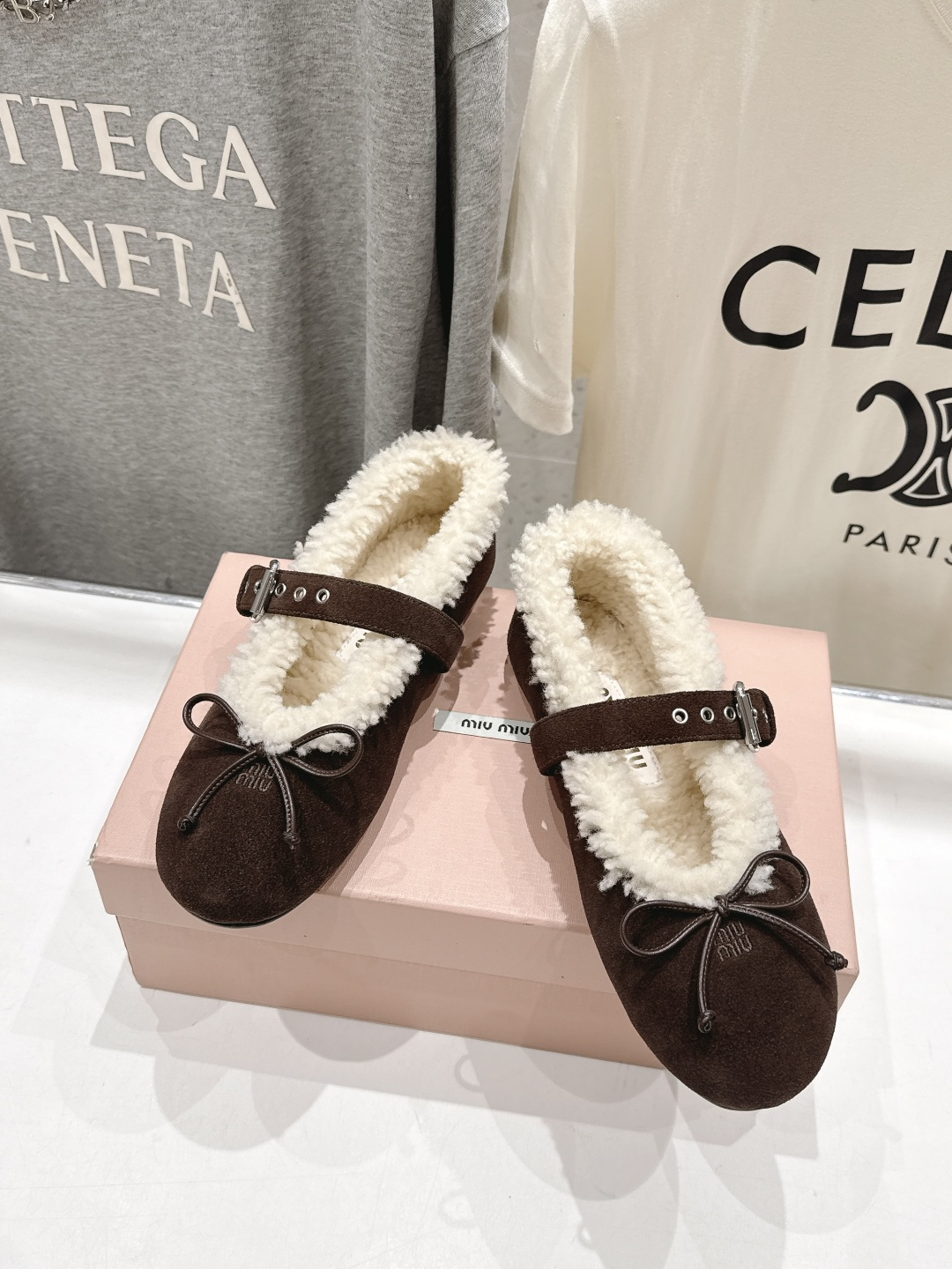 高版本出厂价 MiuMiu/缪缪F033 2026ss秋冬新款蝴蝶结玛丽珍毛毛鞋平底鞋单鞋 非常低调的一款单鞋 乖巧 高版本出厂价 MiuMiu/缪缪F033 2026ss秋冬新款蝴蝶结玛丽珍毛毛鞋平底鞋单鞋 非常低调的一款单鞋 乖巧