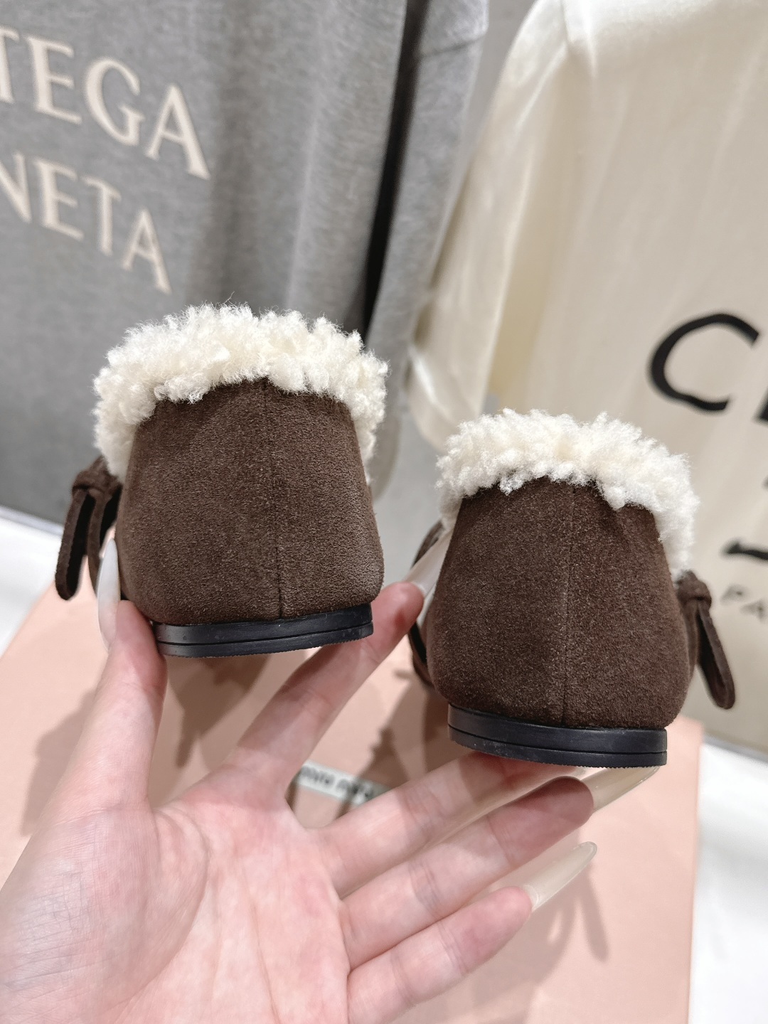 高版本出厂价 MiuMiu/缪缪F033 2026ss秋冬新款蝴蝶结玛丽珍毛毛鞋平底鞋单鞋 非常低调的一款单鞋 乖巧 高版本出厂价 MiuMiu/缪缪F033 2026ss秋冬新款蝴蝶结玛丽珍毛毛鞋平底鞋单鞋 非常低调的一款单鞋 乖巧