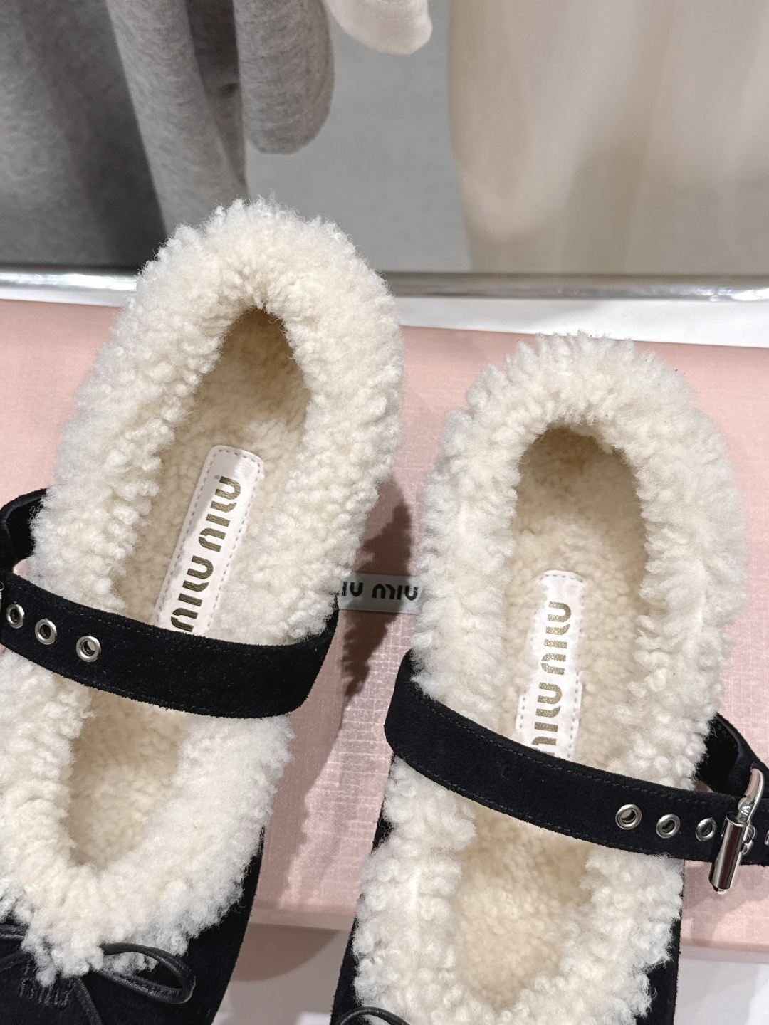 高版本出厂价 MiuMiu/缪缪F033 2026ss秋冬新款蝴蝶结玛丽珍毛毛鞋平底鞋单鞋 非常低调的一款单鞋 乖巧 高版本出厂价 MiuMiu/缪缪F033 2026ss秋冬新款蝴蝶结玛丽珍毛毛鞋平底鞋单鞋 非常低调的一款单鞋 乖巧