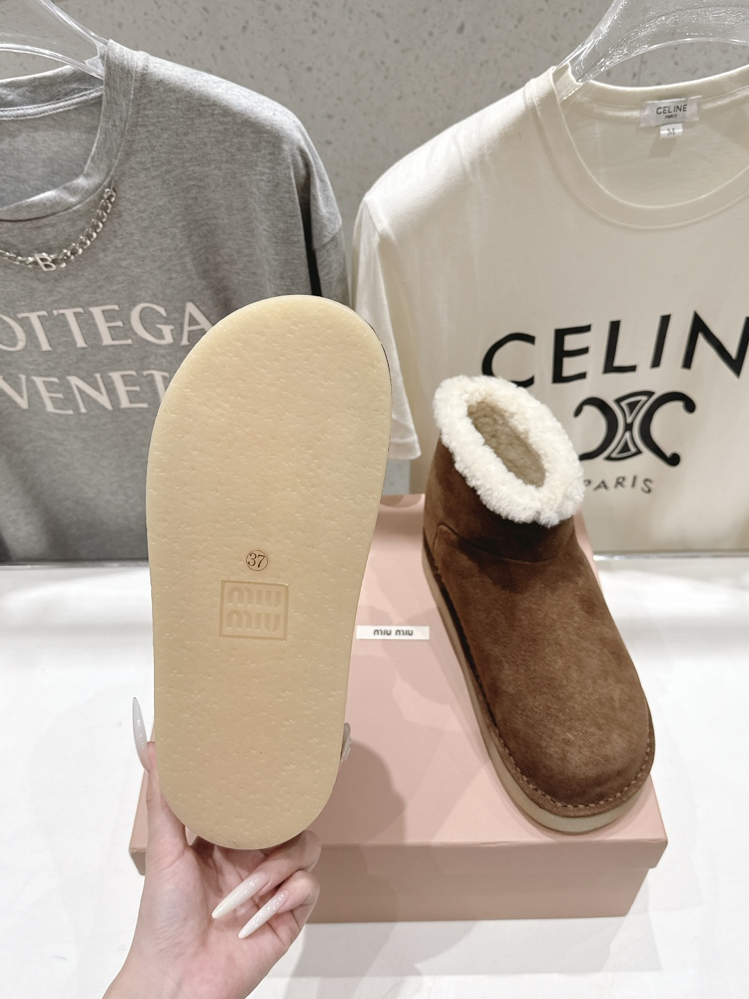高版本出厂 MiuMiu/缪缪F033 2026ss秋冬走秀款·羊毛短靴雪地靴毛毛靴 经常出现在各大时装杂志封面·各路 高版本出厂 MiuMiu/缪缪F033 2026ss秋冬走秀款·羊毛短靴雪地靴毛毛靴 经常出现在各大时装杂志封面·各路