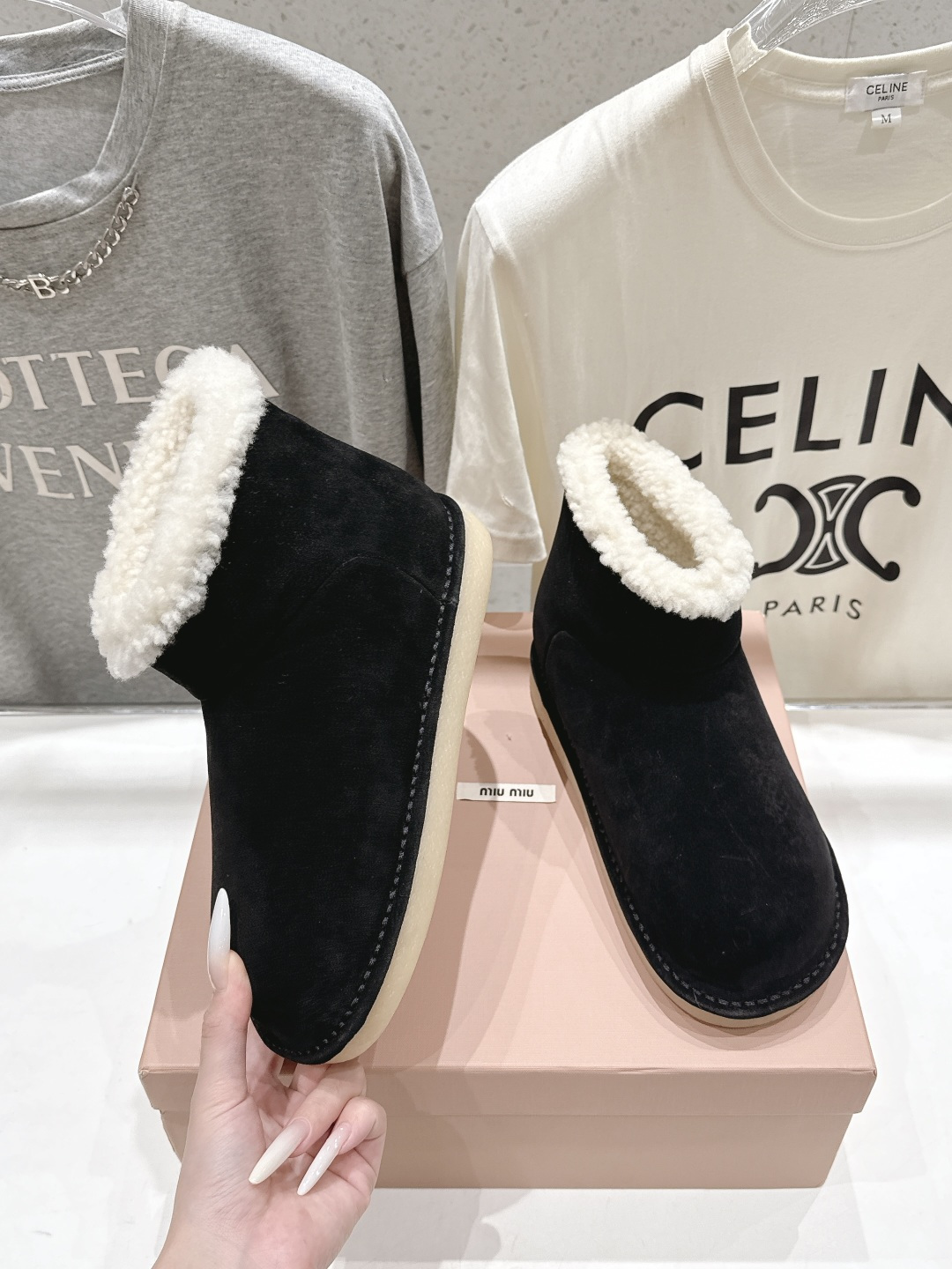 高版本出厂  MiuMiu/缪缪F033 2026ss秋冬走秀款·羊毛短靴雪地靴毛毛靴 经常出现在各大时装杂志封面·各路