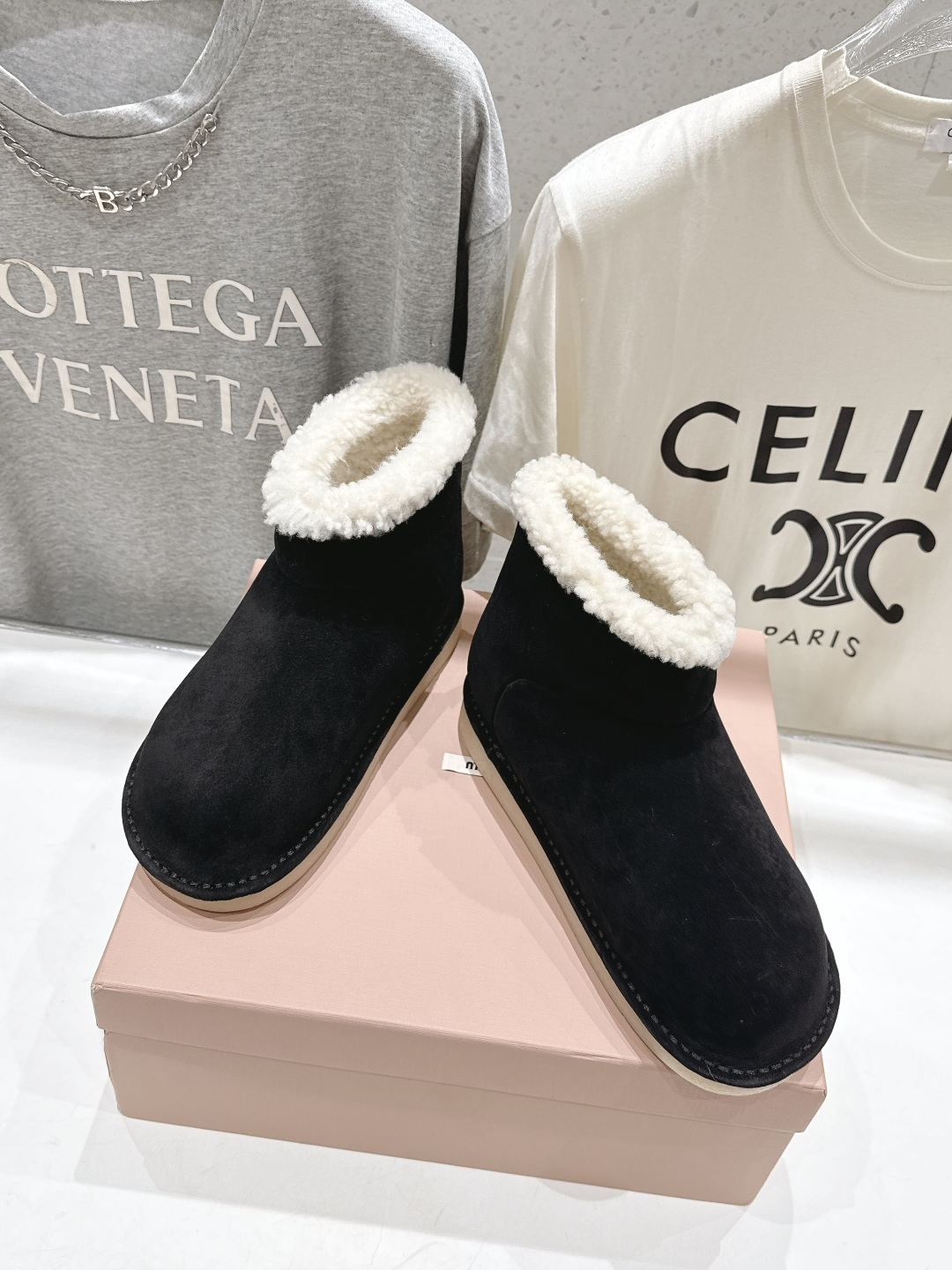 高版本出厂  MiuMiu/缪缪F033 2026ss秋冬走秀款·羊毛短靴雪地靴毛毛靴 经常出现在各大时装杂志封面·各路