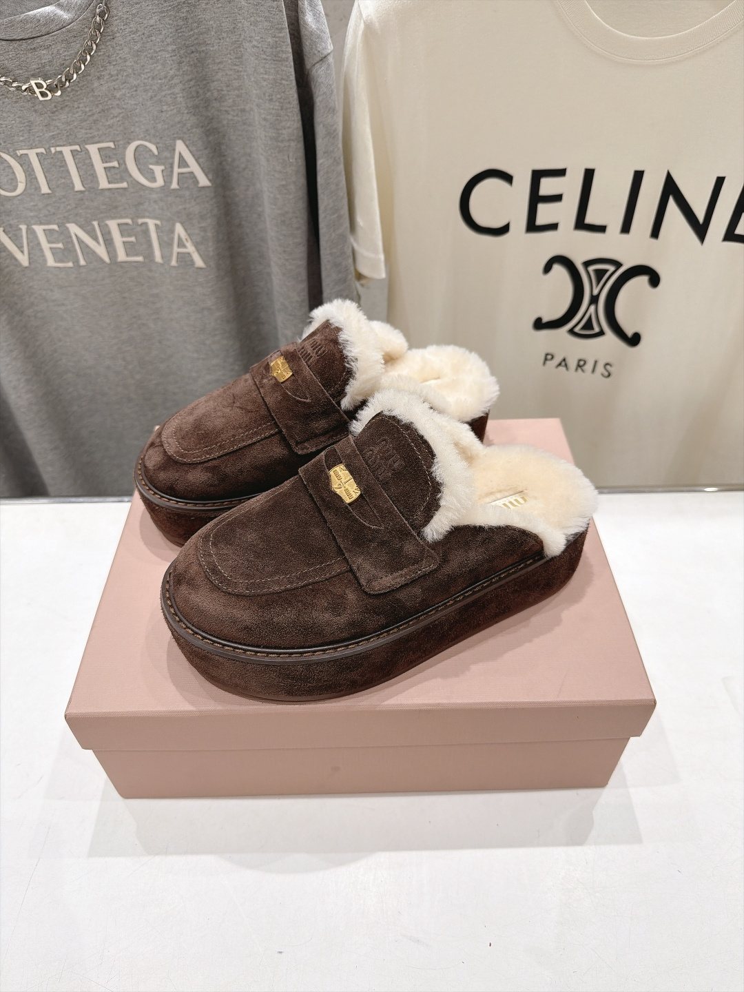 高版本出厂   MiuMiu 缪缪F027 2026ss秋冬🆕专柜新品厚底半包毛毛拖鞋半拖～ 帅气百搭，时尚感满满！上脚