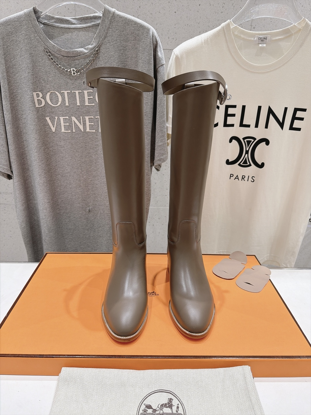 高版本出厂  Hermes 爱马仕F062  H家2026ss秋冬新款直筒靴过膝长靴  顶级品质~ 鞋型很好看，经典简约