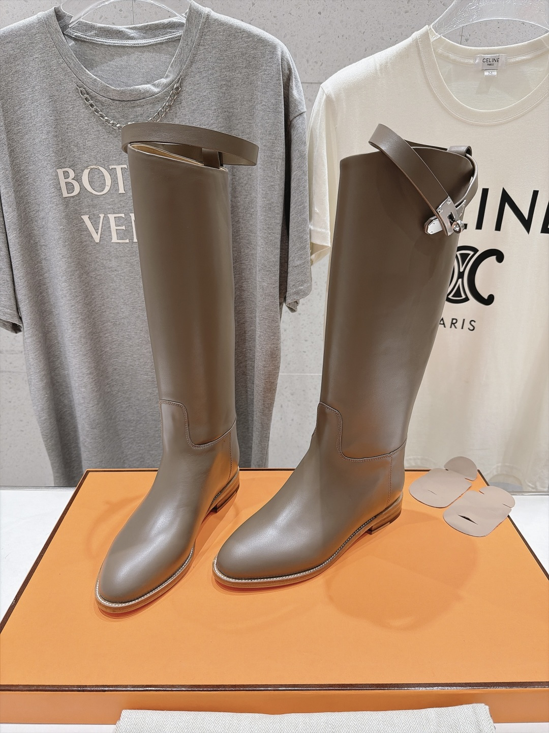 高版本出厂  Hermes 爱马仕F062  H家2026ss秋冬新款直筒靴过膝长靴  顶级品质~ 鞋型很好看，经典简约
