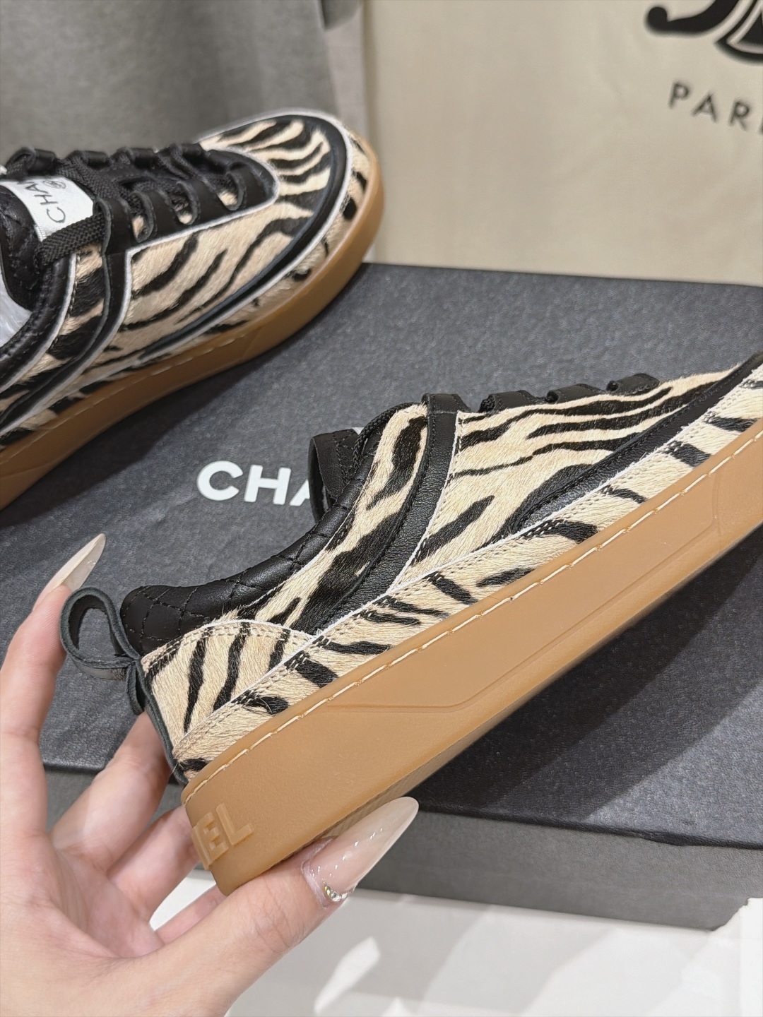 高版本出厂    Chanel* 香奈儿F015 小香2026ss最新款斑马纹系带休闲鞋 网红明星小红书狂追热推发售， 