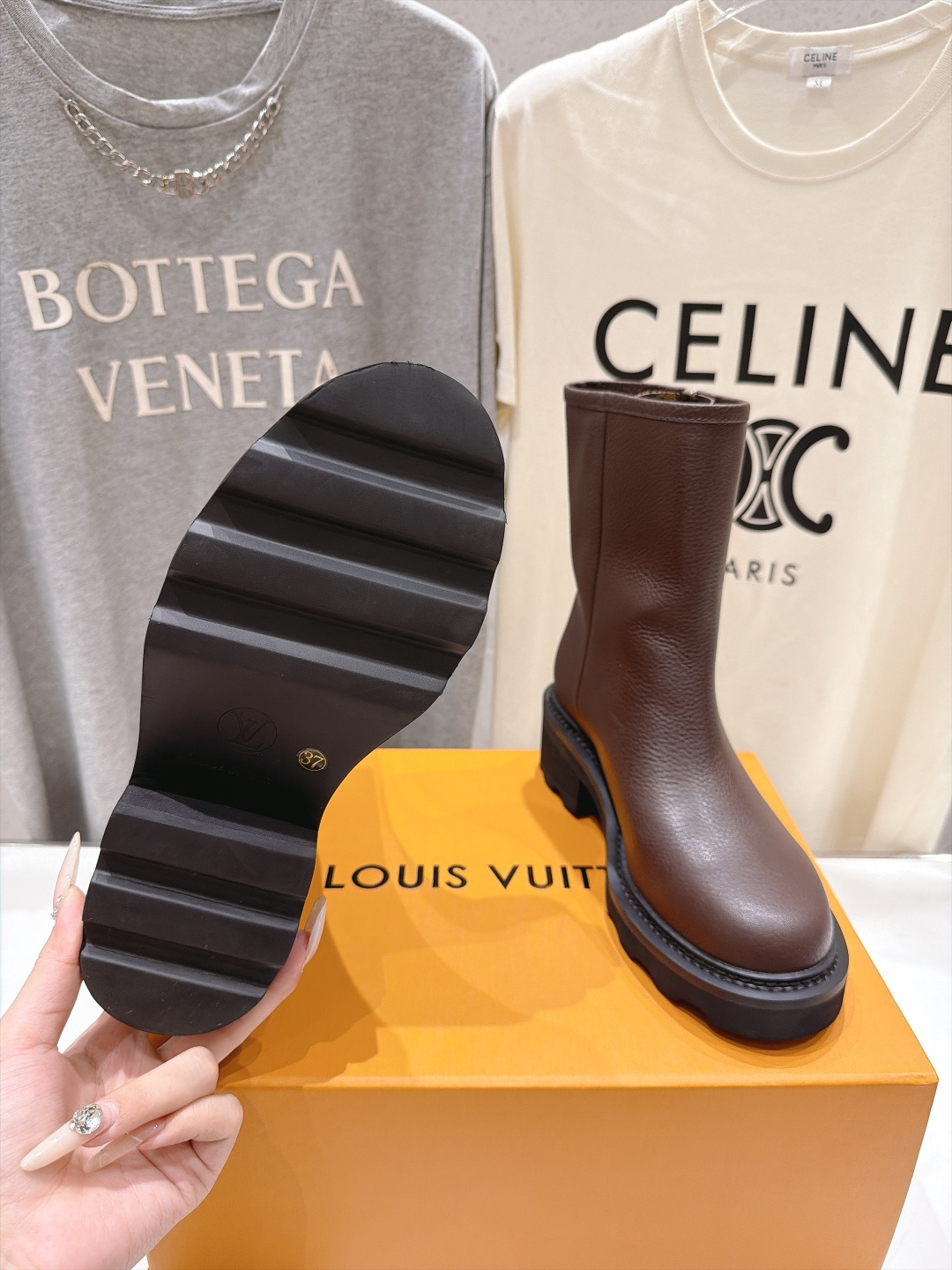 高版本出厂   LOUIS VUITTON  26ss LV驴牌新款英伦风帅气马丁靴短靴 楦型百搭瘦脚yyds.造型立体