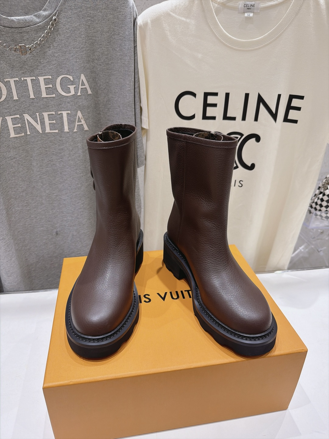 高版本出厂   LOUIS VUITTON  26ss LV驴牌新款英伦风帅气马丁靴短靴 楦型百搭瘦脚yyds.造型立体