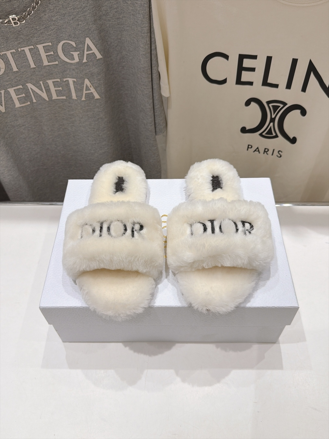 高版本出厂  Dior/迪奥F075 2026ss秋冬新款字母平底毛毛拖鞋！经典立体刺绣搭配进口羊毛，舒适度百分百！冬季