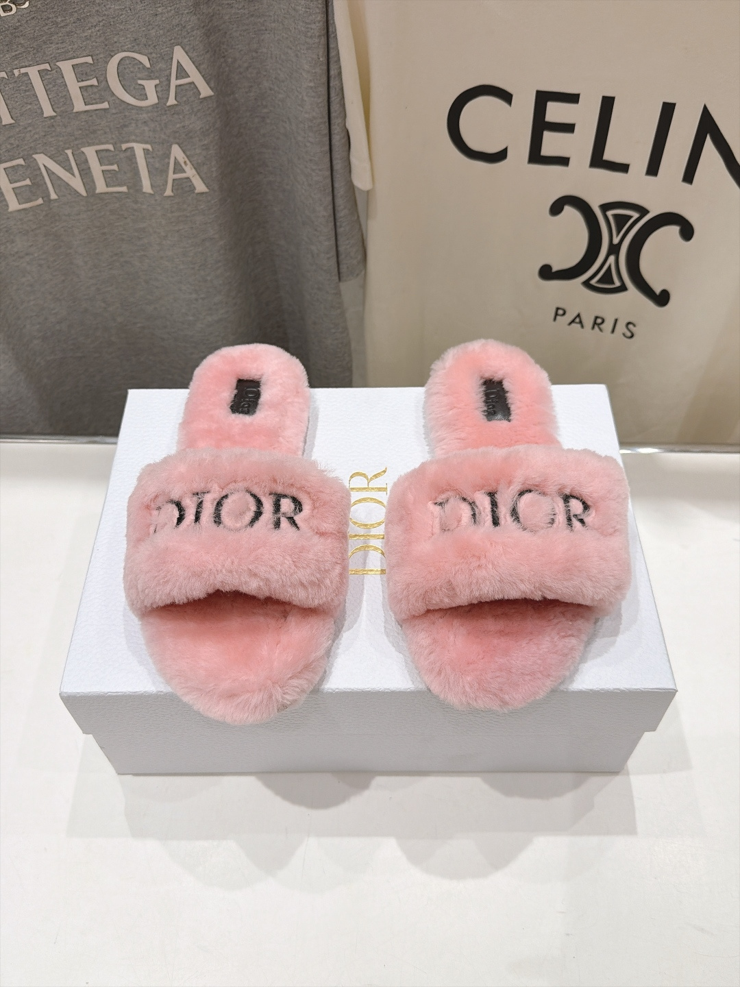高版本出厂  Dior/迪奥F075 2026ss秋冬新款字母平底毛毛拖鞋！经典立体刺绣搭配进口羊毛，舒适度百分百！冬季
