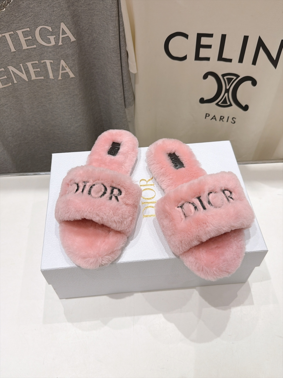 高版本出厂  Dior/迪奥F075 2026ss秋冬新款字母平底毛毛拖鞋！经典立体刺绣搭配进口羊毛，舒适度百分百！冬季