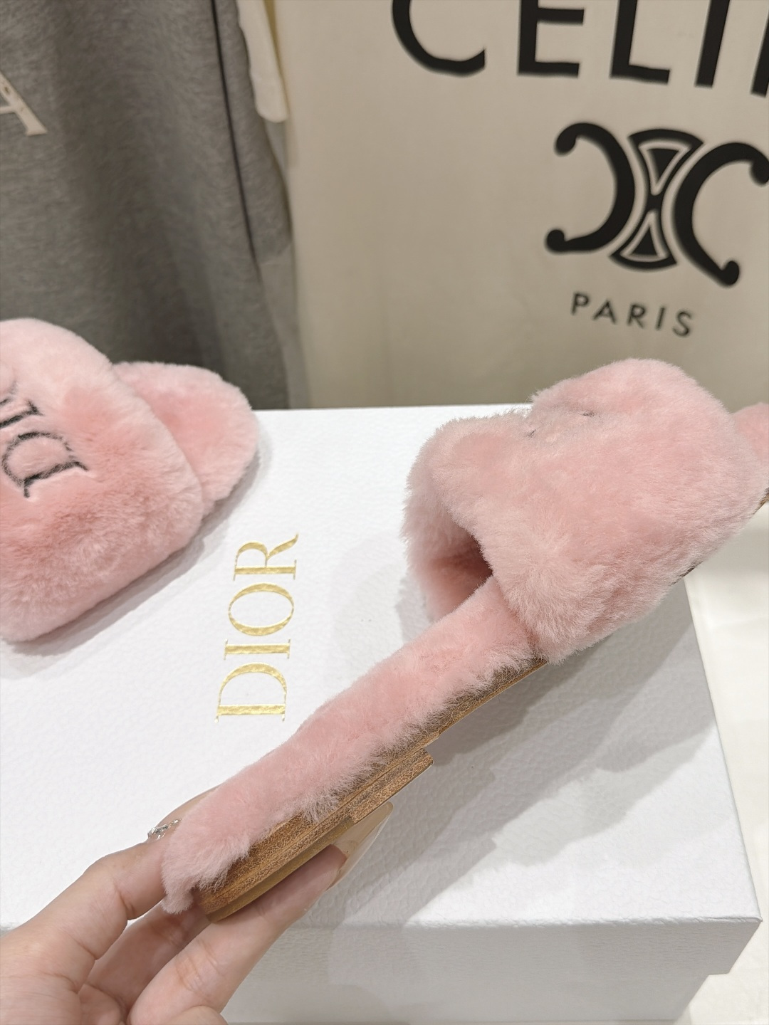 高版本出厂  Dior/迪奥F075 2026ss秋冬新款字母平底毛毛拖鞋！经典立体刺绣搭配进口羊毛，舒适度百分百！冬季