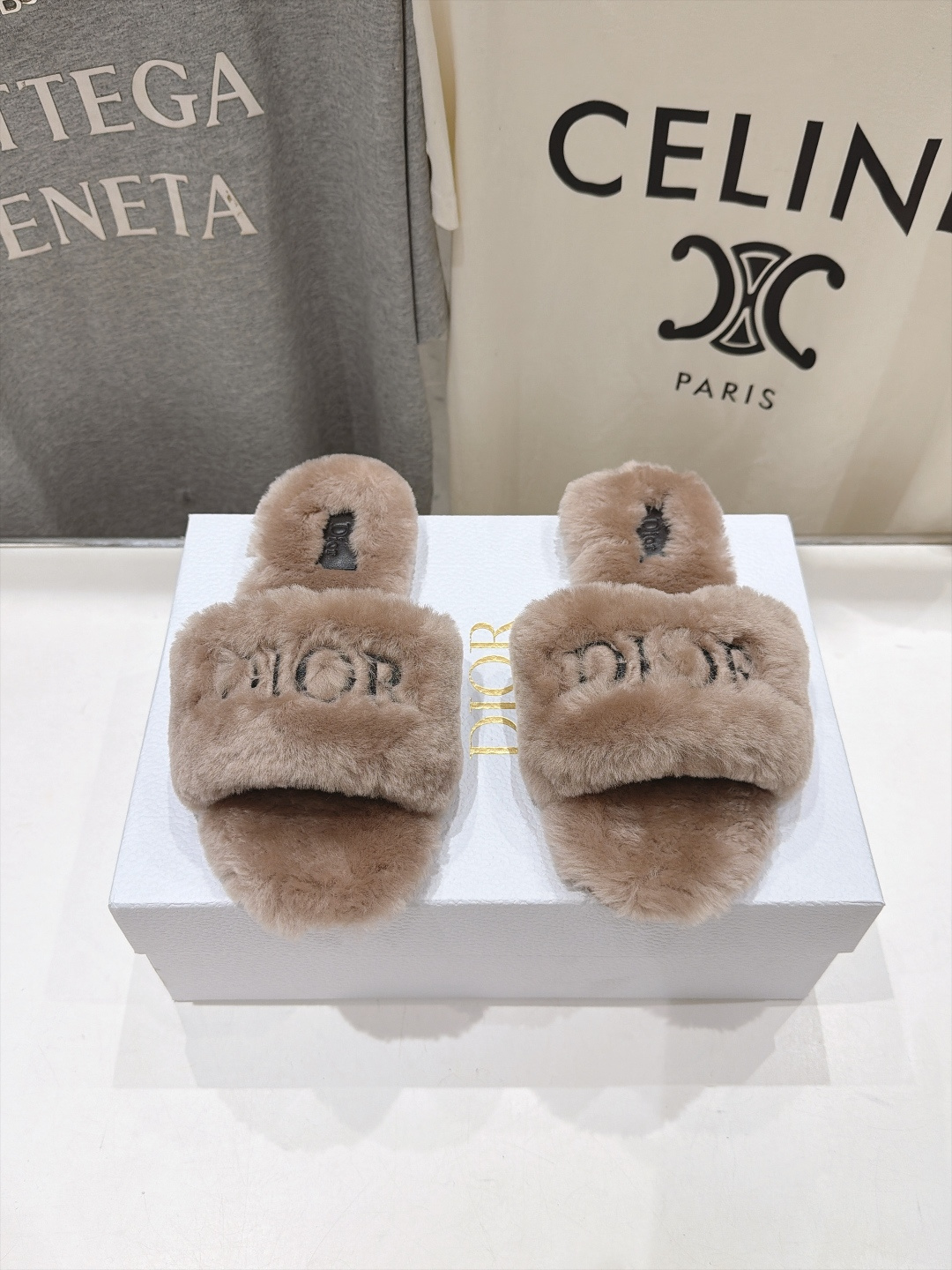 高版本出厂  Dior/迪奥F075 2026ss秋冬新款字母平底毛毛拖鞋！经典立体刺绣搭配进口羊毛，舒适度百分百！冬季
