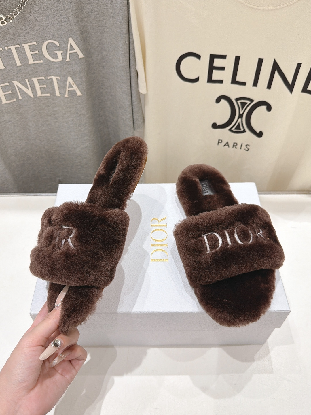 高版本出厂  Dior/迪奥F075 2026ss秋冬新款字母平底毛毛拖鞋！经典立体刺绣搭配进口羊毛，舒适度百分百！冬季