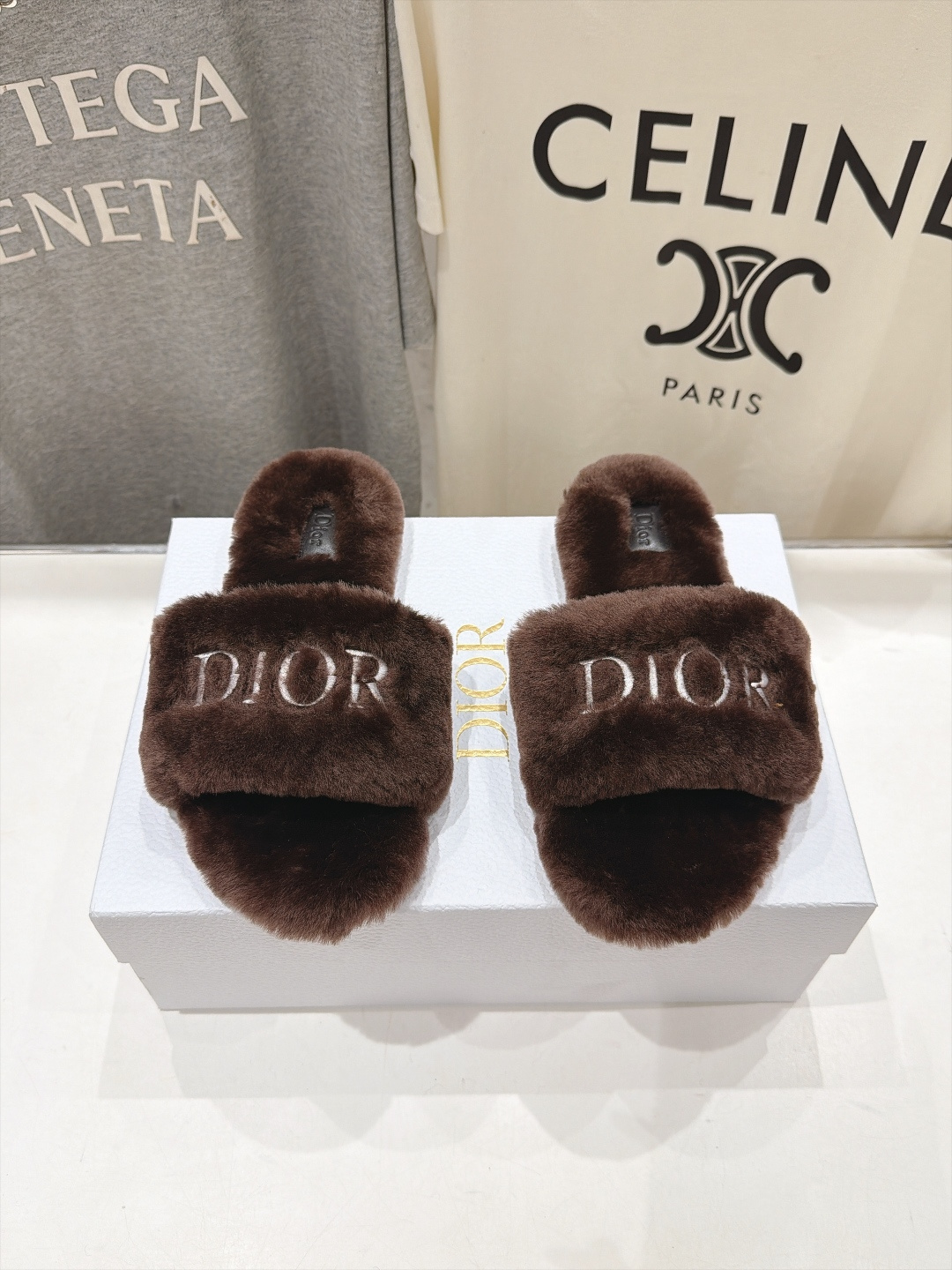 高版本出厂  Dior/迪奥F075 2026ss秋冬新款字母平底毛毛拖鞋！经典立体刺绣搭配进口羊毛，舒适度百分百！冬季