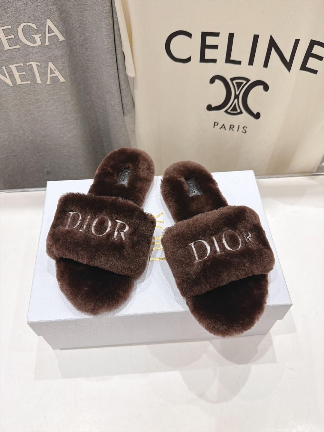 高版本出厂  Dior/迪奥F075 2026ss秋冬新款字母平底毛毛拖鞋！经典立体刺绣搭配进口羊毛，舒适度百分百！冬季